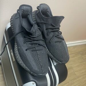 Yeezy black
Athletic Sneakers
